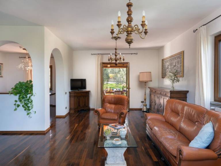 Vacation home with patio, barbecue & private pool | Mountain view — photo 3