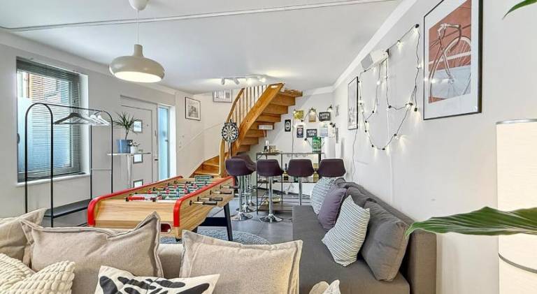 Zentr Stuttgart Gruppen-Duplex 13 Schlafplatze, PS5, Spiele & Terrasse — photo 5