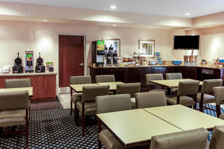 La Quinta Inn & Suites by Wyndham Milwaukee SW New Berlin — photo 3