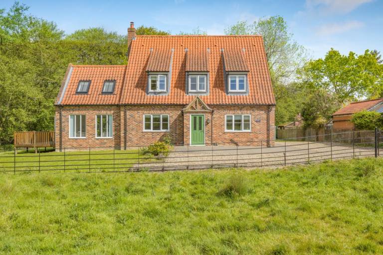 5 Bed in Hanworth Common oc 1650