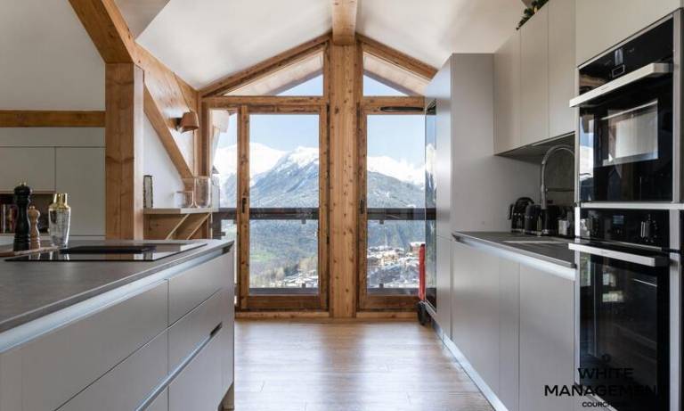 11st floor, balcony, fireplace or stove, 209m², Courchevel — photo 2