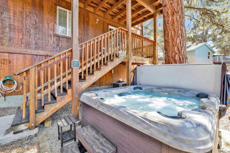 Cabin with grill, patio & jacuzzi | Mountain view in San Bernardino, CA