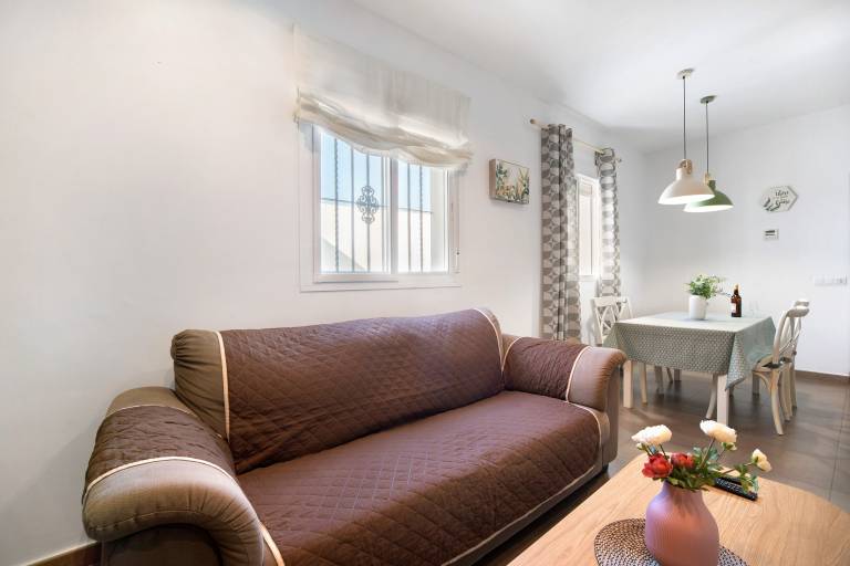 Rental apartment with yard, fast internet & hot tub | City view | Perfect for remote work in Chiclana de la Frontera