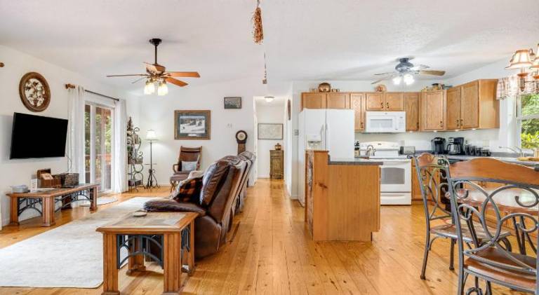 Spacious vacation home with jacuzzi | Pets are welcome — photo 3
