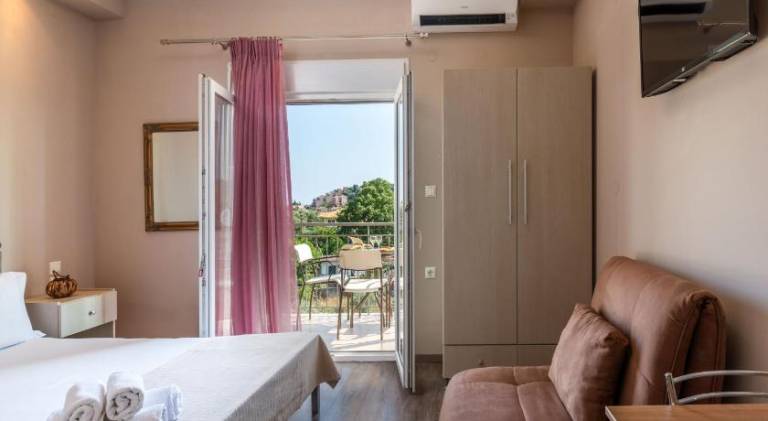 Serviced apartment with yard, pool & terrace — photo 2