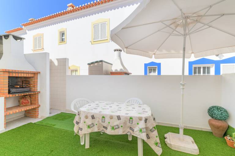 House with barbeque & patio | City view — photo 2
