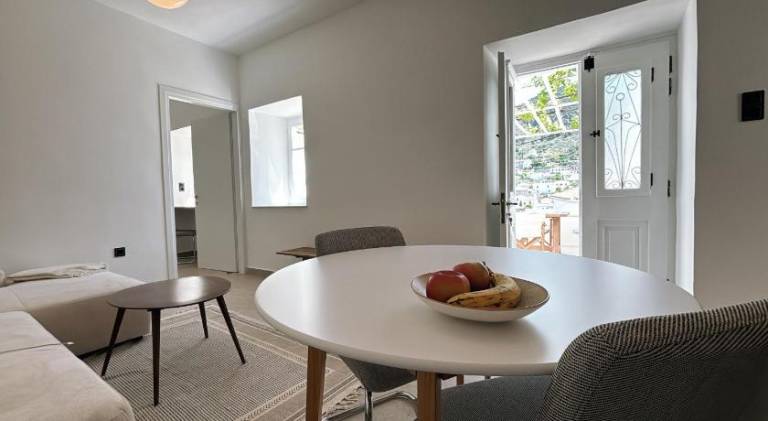 Holiday apartment with patio & yard — photo 3