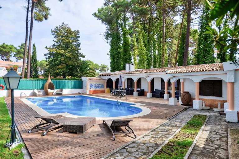 Fully equipped pleasant villa with terrace, grill & private pool | Garden view | Good for workation | Pet-friendly in Setubal