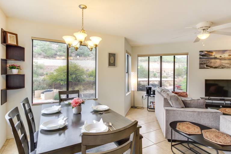 Tucson Escape w Outdoor Community Pool & Hot Tub
