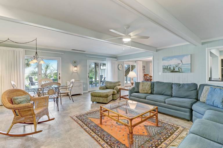 DOG FRIENDLY - Oceanfront Beach House with deck and easy walk to beach — photo 3