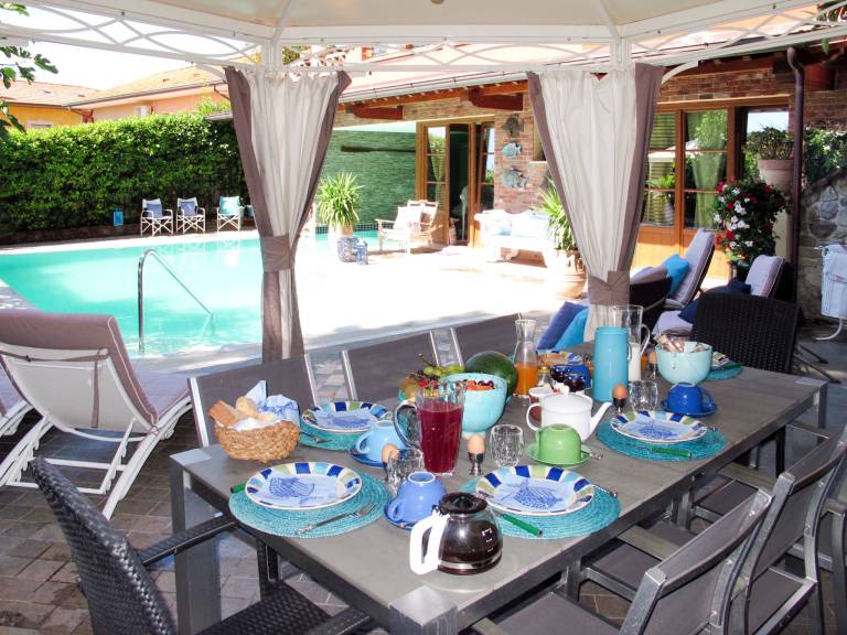 Vacation home with yard, terrace & barbecue — photo 4