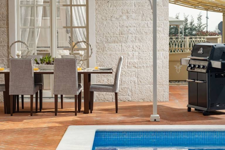 Villa with barbecue, yard & private pool — photo 3