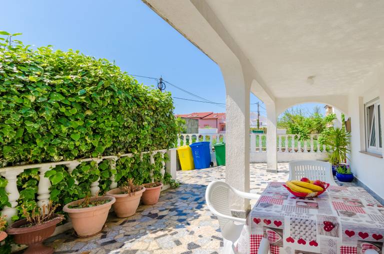 Apartment with garden, barbecue & patio | Garden view in Rab