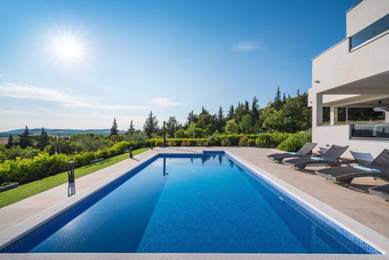Villa with yard, private pool & grill — photo 3