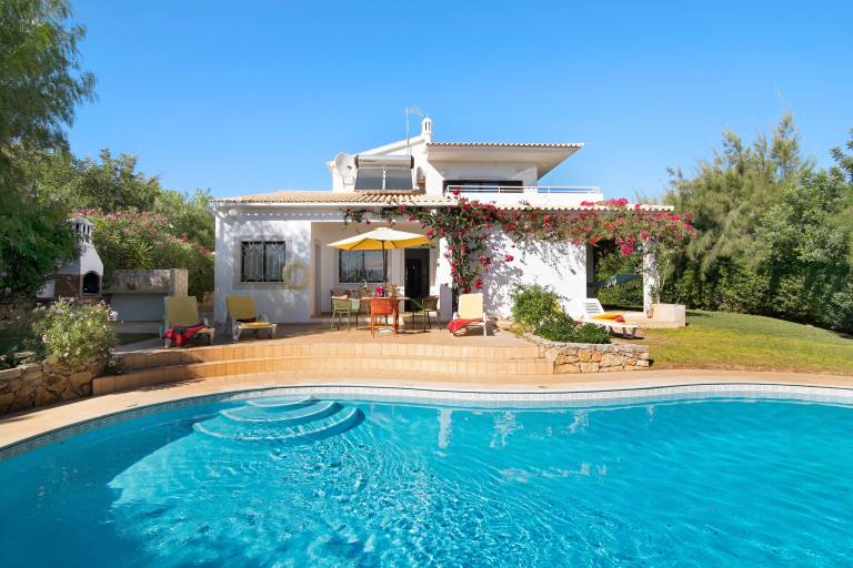 Pet-friendly Casa da Alfarrobeira with Pool & Wi-Fi in Loulé