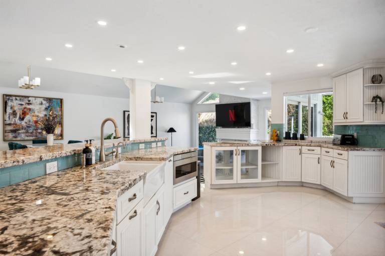 Children-friendly beautiful villa with yard, pool & jacuzzi | River view | Dogs allowed — photo 5