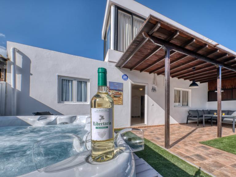 Villa Flaminia, Puerto del Carmen, 4 bedrooms, near the beach in Tías
