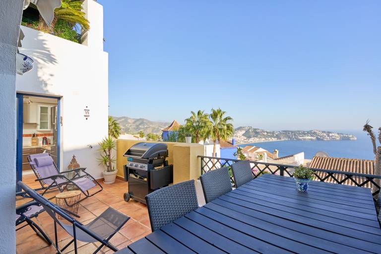 Vacation home with BBQ, pool & terrace | City view in Almunecar