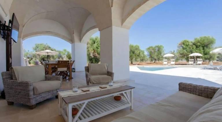 Villa with pool, BBQ & yard — photo 2