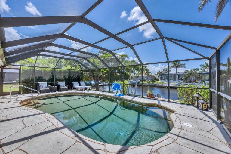 Punta Gorda 3-Bedroom Canalfront Vacation Home with Dock — photo 5