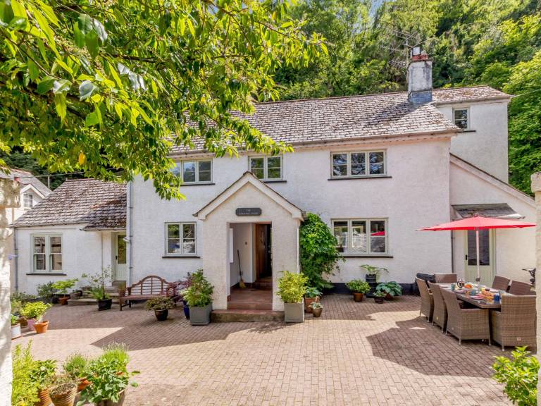 4 Bed in Llanfoist BN243