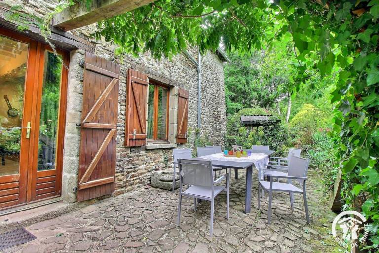 Gite with BBQ, terrace & yard — photo 5