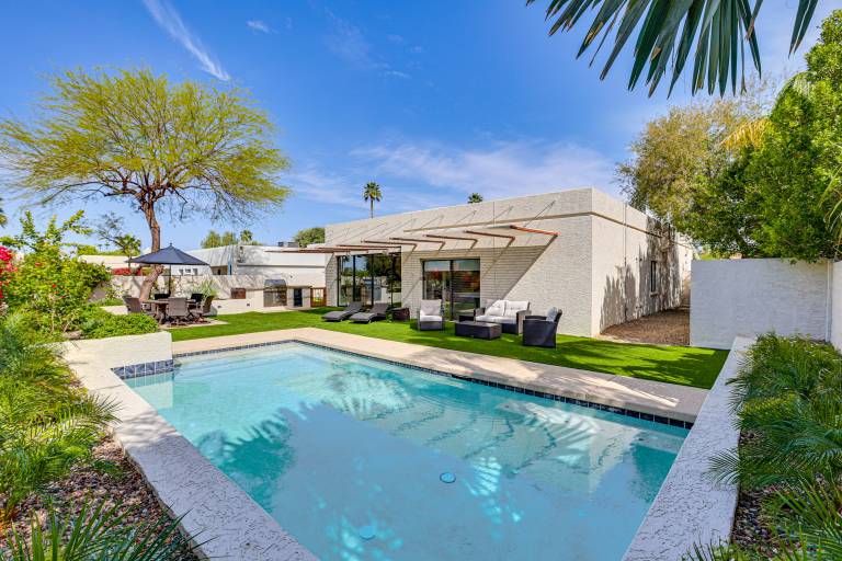 Outdoor Entertainment Space Home in Scottsdale