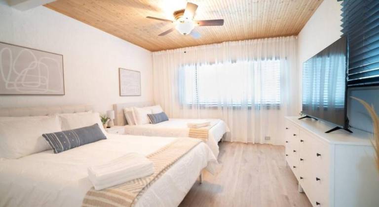 Stylish Heated Pool House Near the Beach — photo 2
