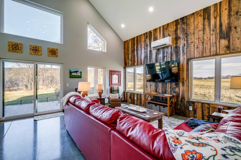 Peaceful Farmhouse Retreat 6 Mi to Virginia Tech! — photo 2