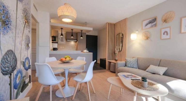 Rental apartment with hot tub & pool — photo 3