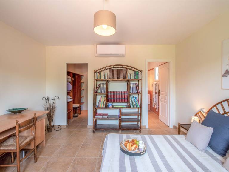 Holiday apartment with terrace, garden & grill — photo 3