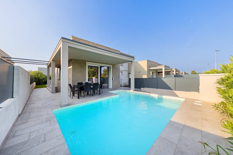 Children-friendly big villa with terrace, yard & private pool | Pets are welcome — photo 3