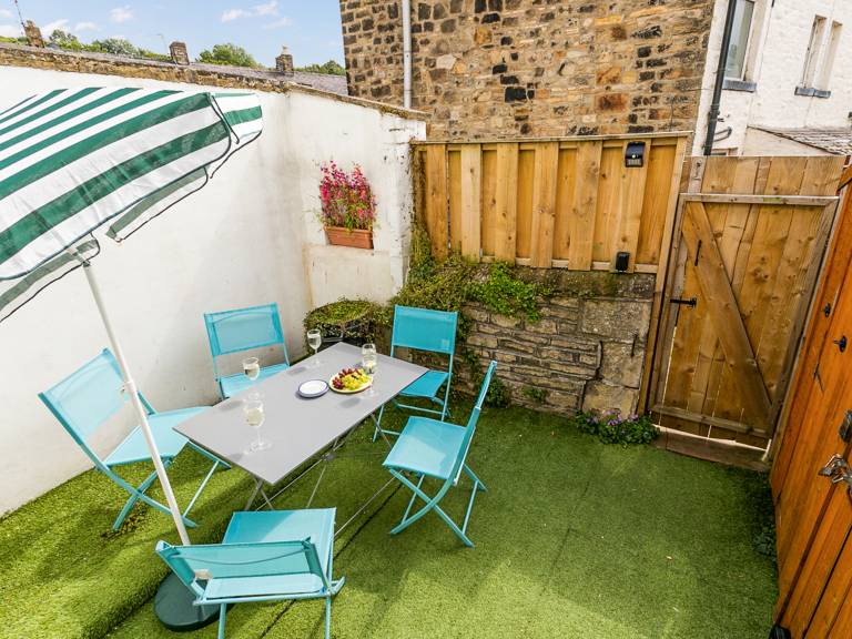 Cottage with terrace & yard — photo 2