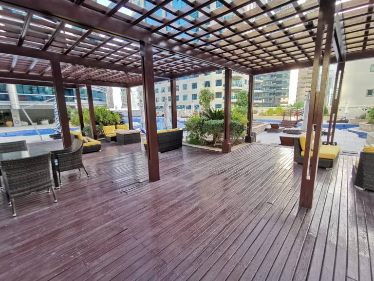 Riesiges Hauptschlafzimmer mit privatem Balkon
