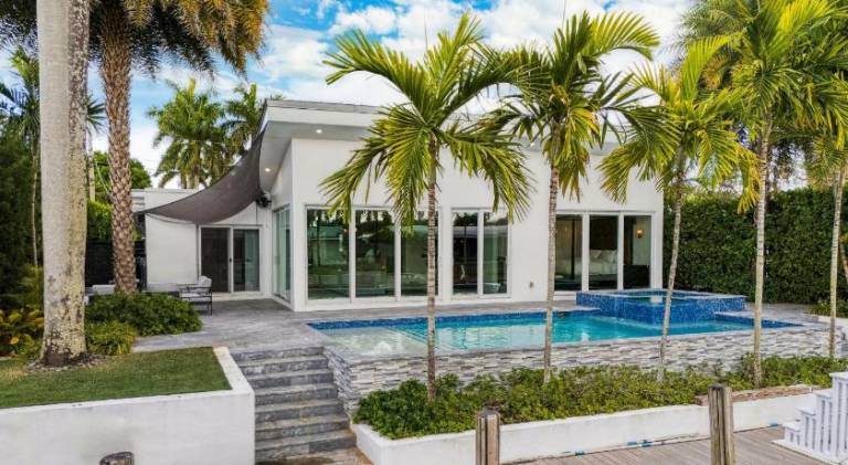 Luxury Waterfront Home w Pool Hot Tub Dock Near Las Olas Gulfstream in Fort Lauderdale, FL