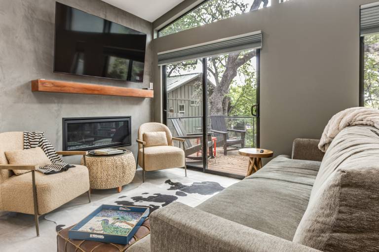 Modern Home w Hot Tub in Austin Pets Welcome