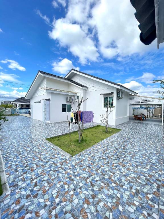 Vacation home with pool, barbecue & patio — photo 5