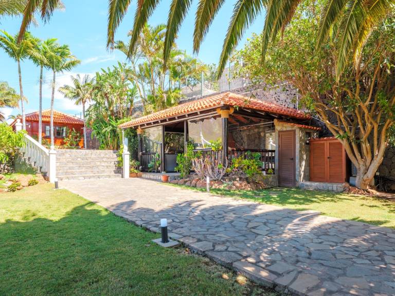 Family-oriented house with yard, BBQ & private pool | Mountain view | Dogs allowed — photo 3
