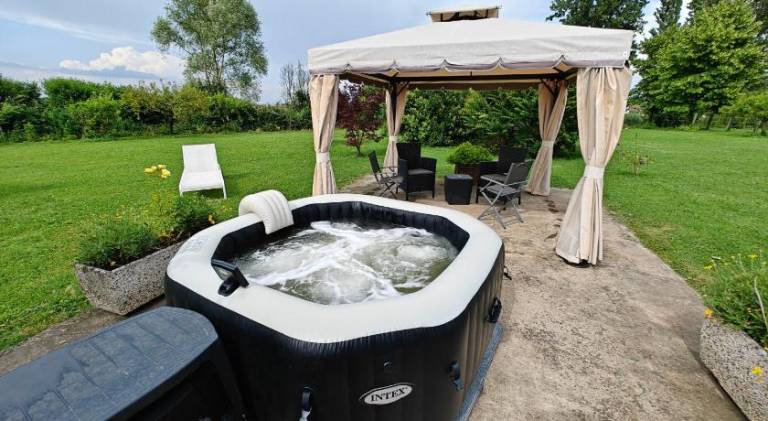 House with hot tub — photo 3