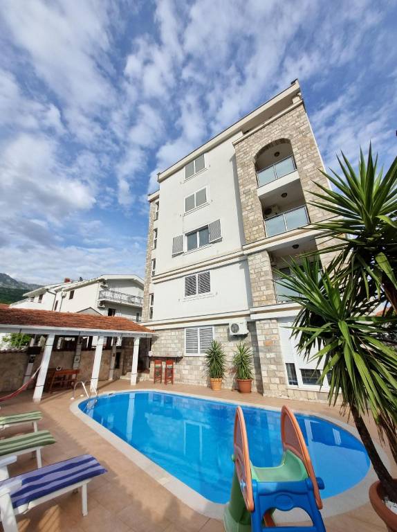 Serviced apartment with pool & patio in Budva