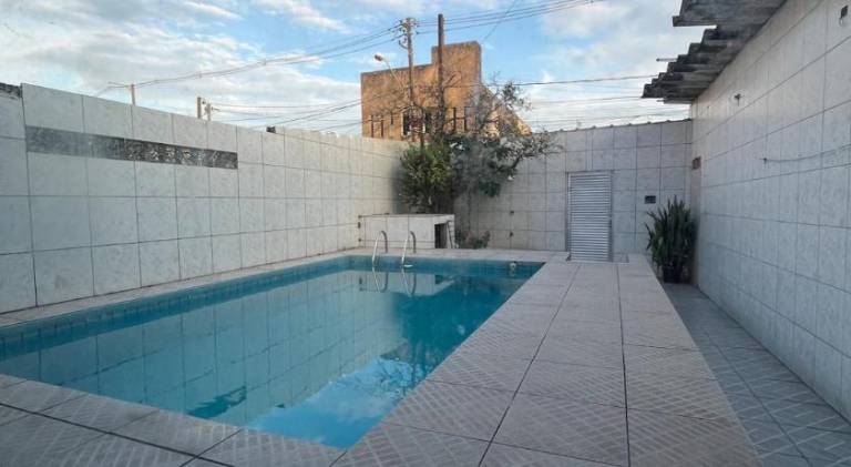 House with pool — photo 4