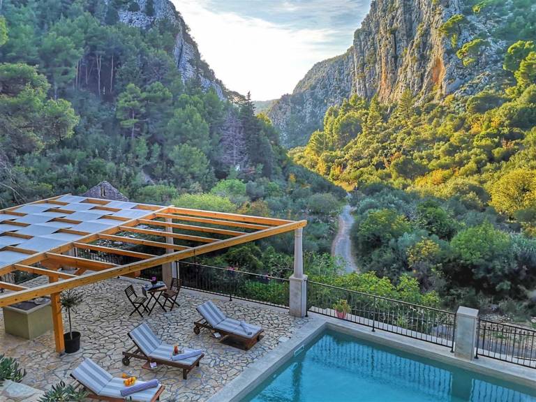 Fully equipped beautiful villa with private pool, patio & yard | Pool view | Pets are welcome — photo 2