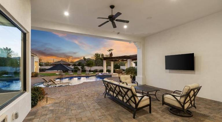 Lovely vacation home with hot tub & pool | Pet-friendly — photo 5