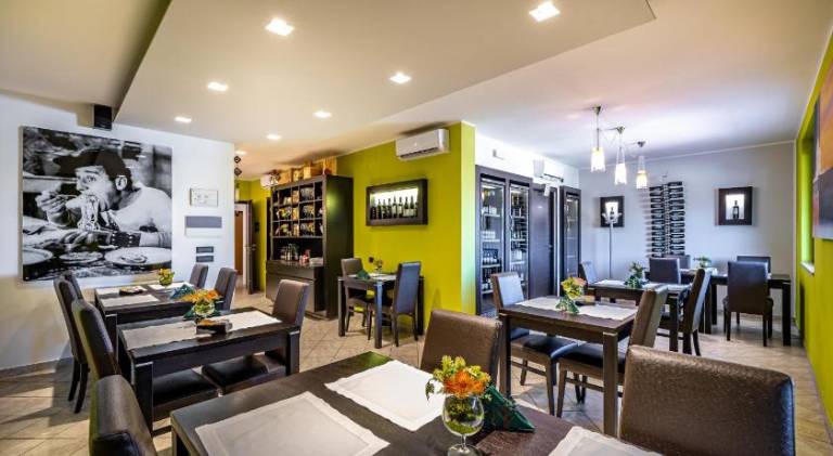 Charming serviced apartment with patio, pool & garden | Pet-friendly — photo 4