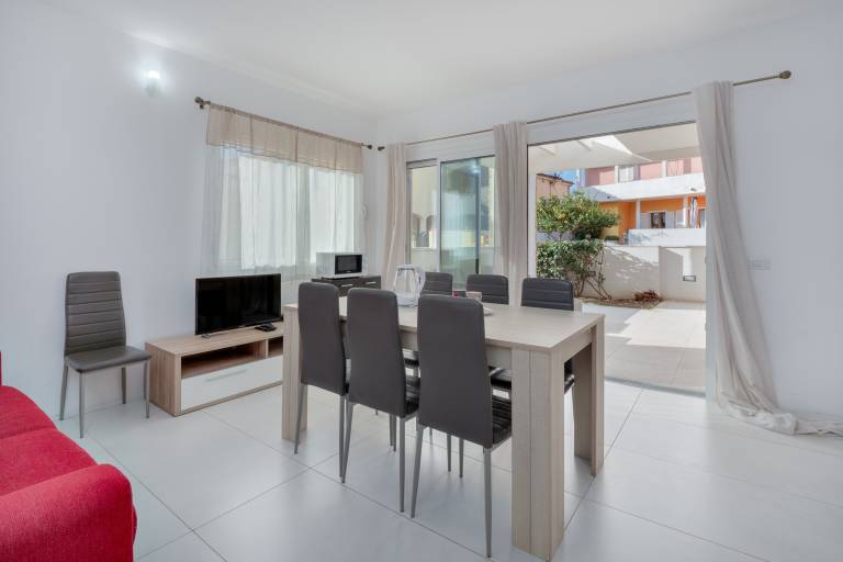Big rental apartment with fast internet, yard & patio | Sea view | Next to the beach | Pet-friendly — photo 4