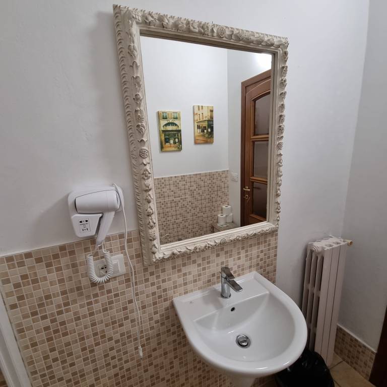 Room 'L'angolo Azzurro' with Wi-Fi and Air Conditioning — photo 3