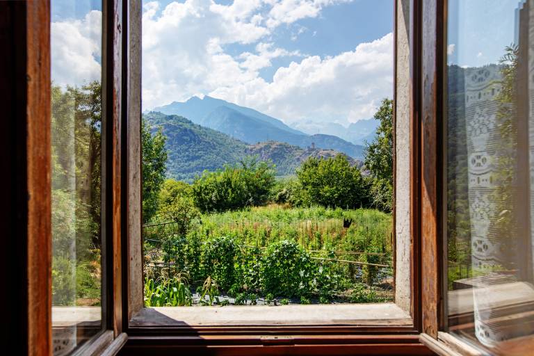 Apartment 'Alloggio La Tour' with Mountain View, Private Garden and Balcony — photo 2