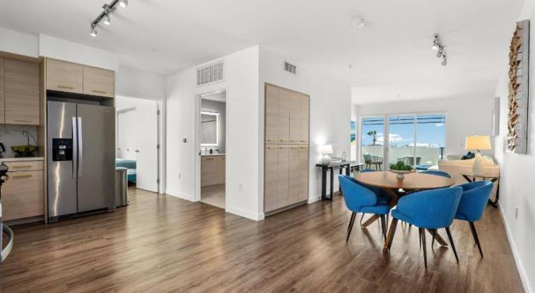 Luxury Penthouse 2-BR - with Pool & Gym Access — photo 5