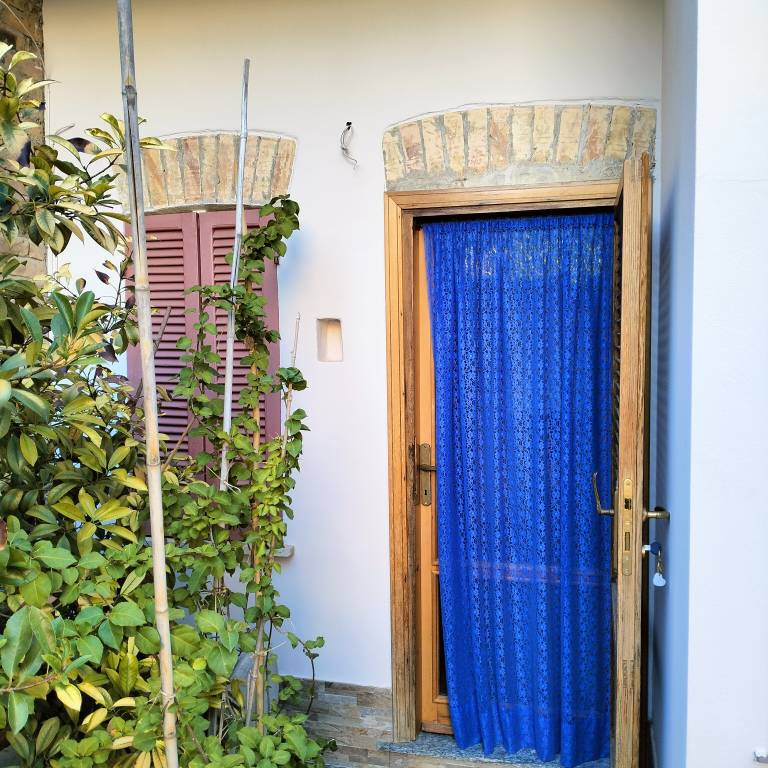 House with grill — photo 3