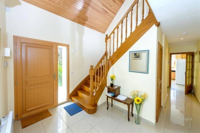Family-friendly nice villa with barbeque, yard & patio | Pool view | Beach nearby | Dogs allowed — photo 3